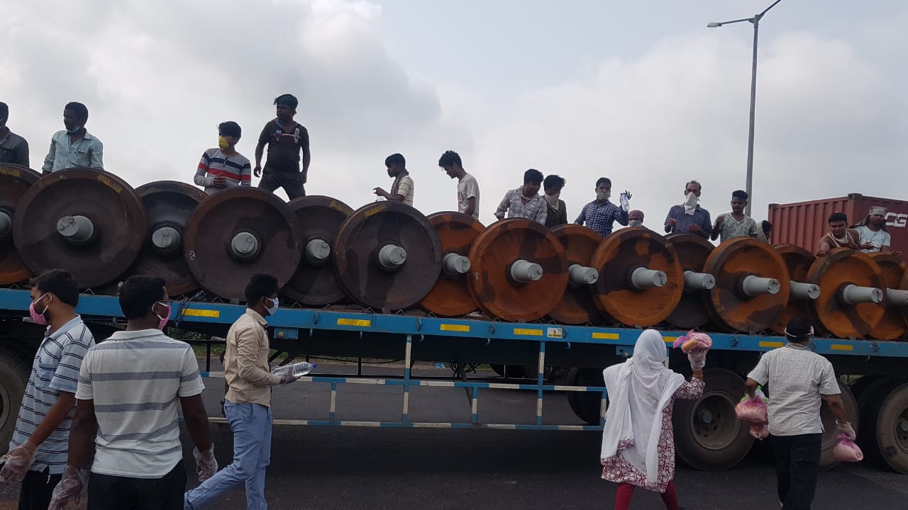 Volunteers of BSS Odisha chapter extending relief to migrant workers during COVID-19 pandemic.